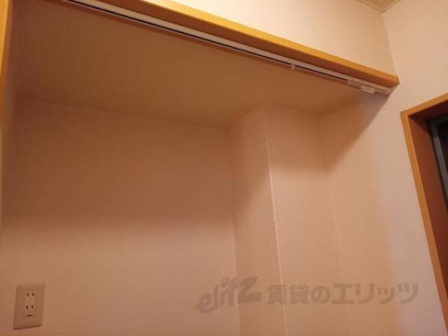 洗濯機置場　カーテンレール付きです