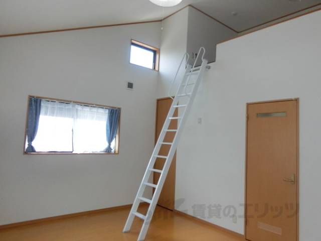 居室　ロフトへのはしご