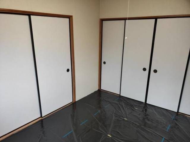 和室　養生シートで保護しています。