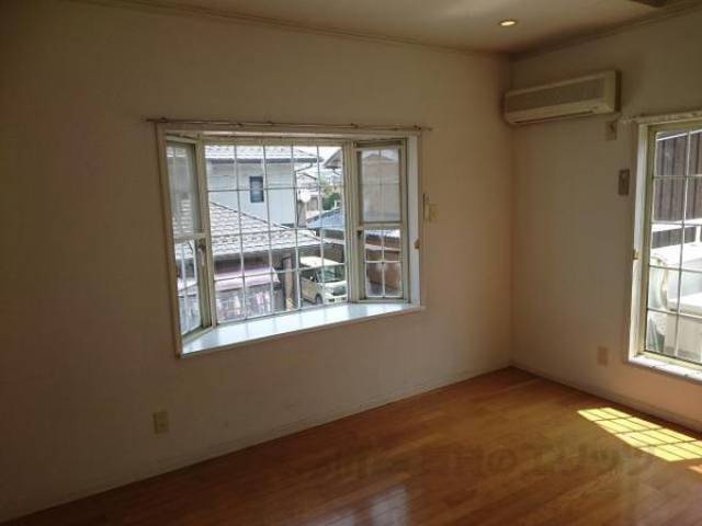 リビング　大きな窓付き！