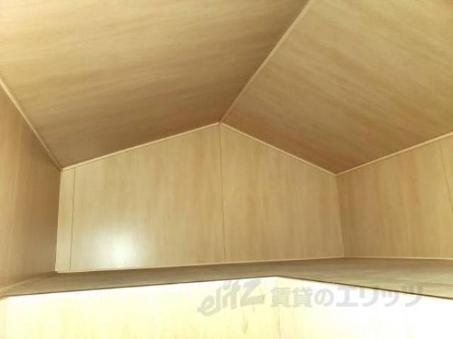 屋根裏収納