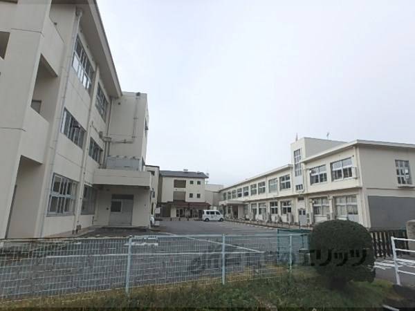 三上小学校