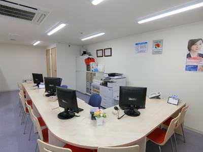 賃貸のエリッツ新田辺店の店内