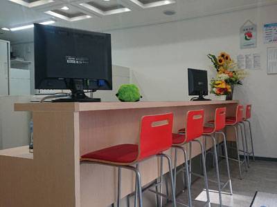 賃貸のエリッツ西大寺店の店内
