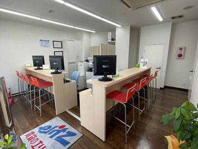賃貸のエリッツ枚方市駅前店の店内