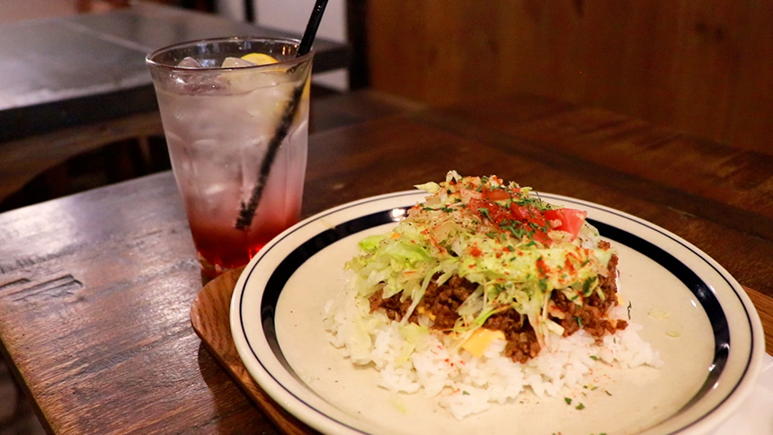 【画像】タコライス+ハイビスカスとパッションフルーツのソーダ